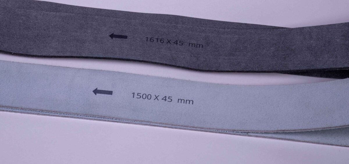 Beschriftung Laufrichtungspfeil und Abmesssungen Solutus Leder und Vliesriemen